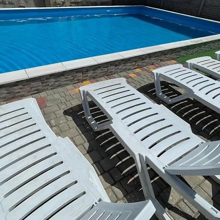 Balcony Hotel Zaliznyy Port Ngoại thất bức ảnh