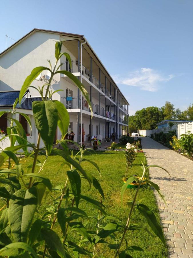 Balcony Hotel Zaliznyy Port Ngoại thất bức ảnh