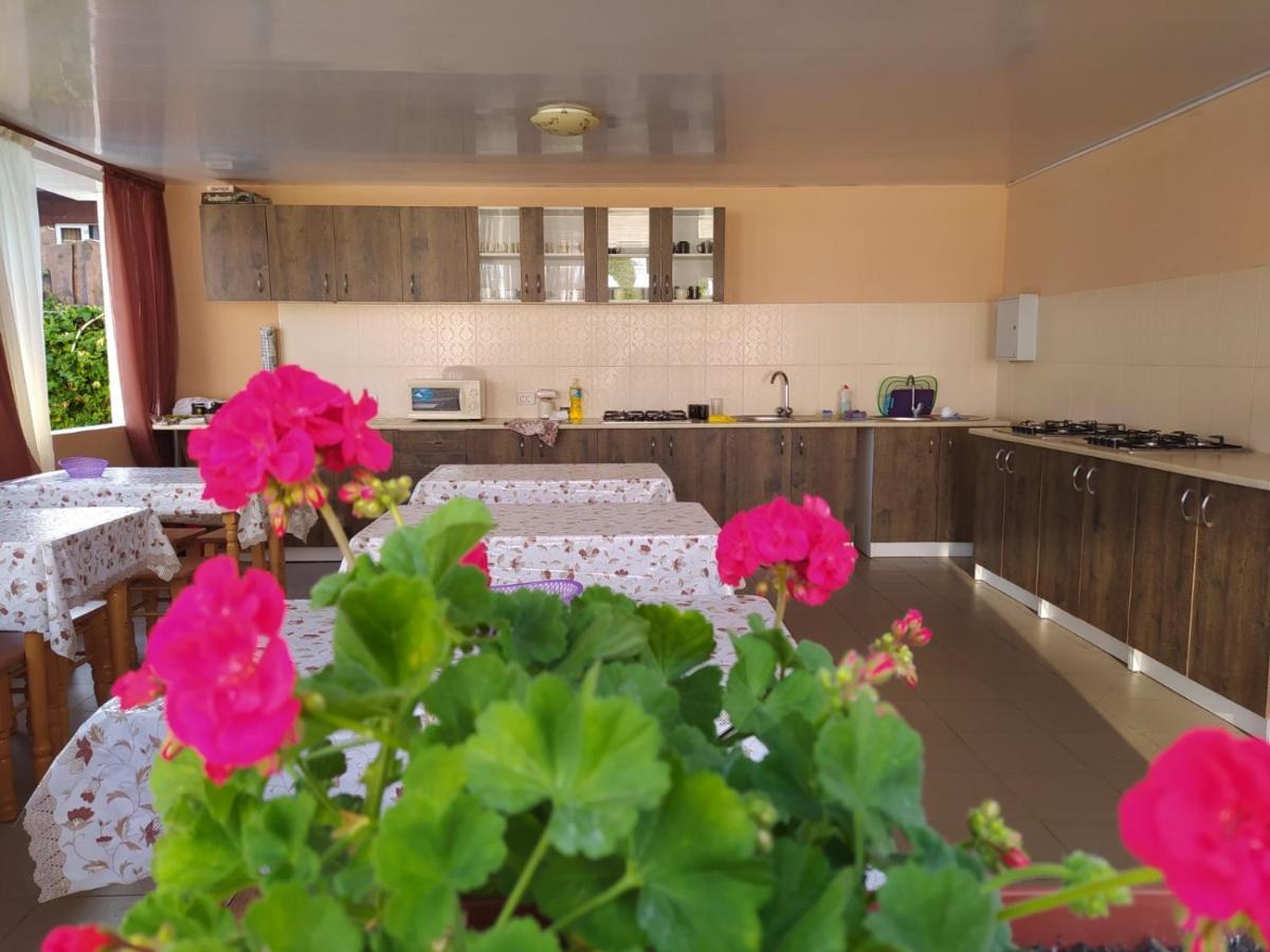 Balcony Hotel Zaliznyy Port Ngoại thất bức ảnh