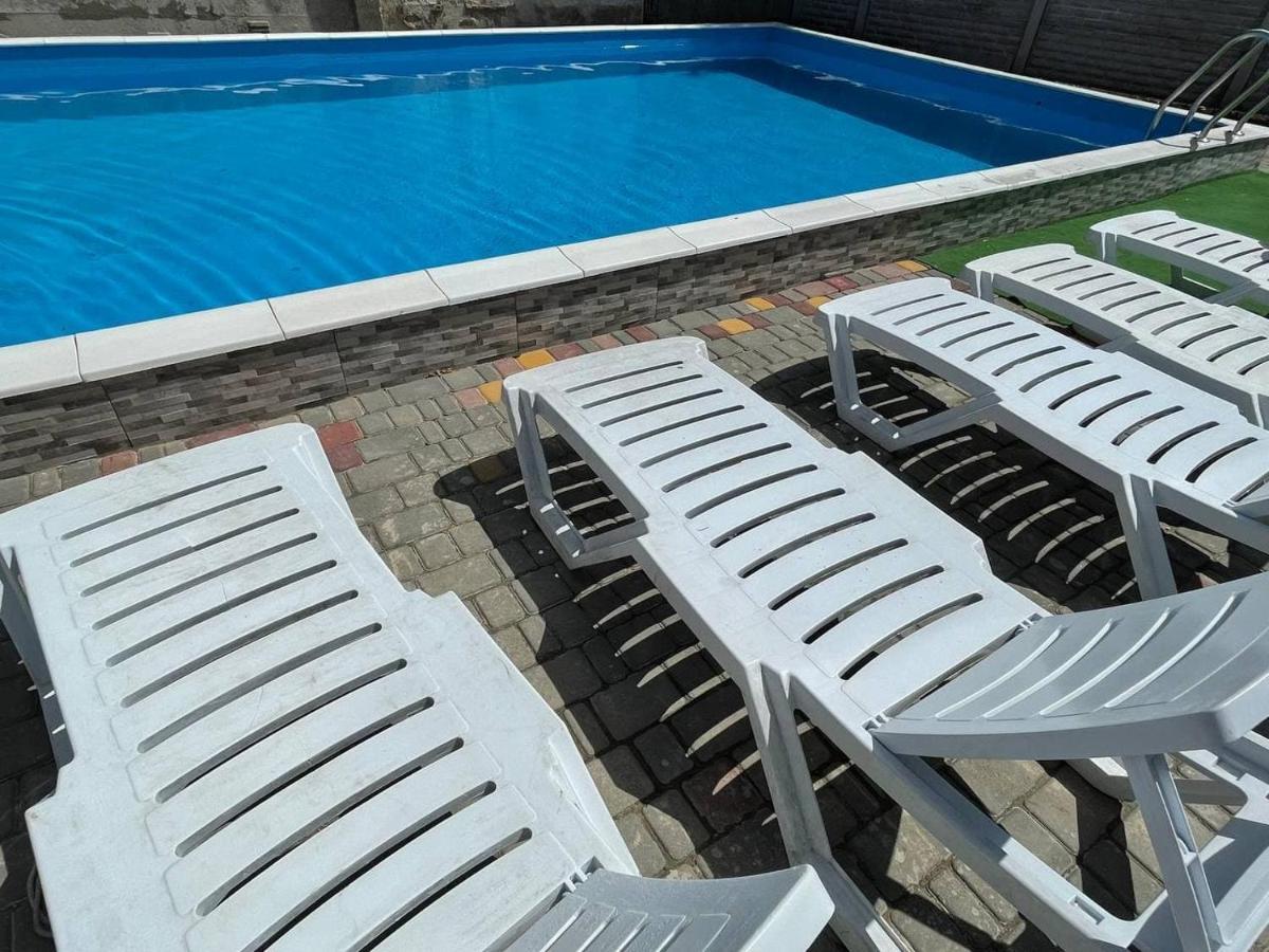 Balcony Hotel Zaliznyy Port Ngoại thất bức ảnh
