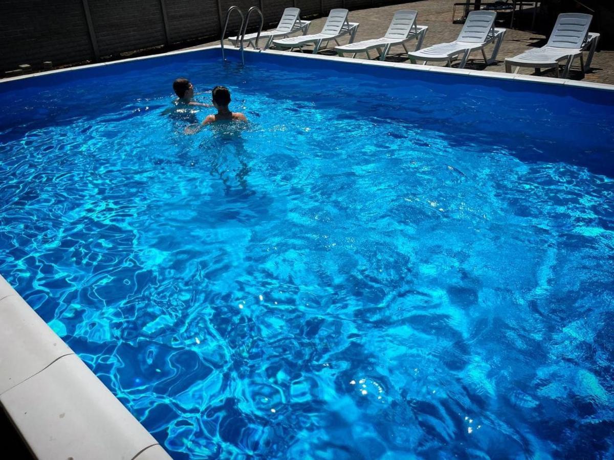 Balcony Hotel Zaliznyy Port Ngoại thất bức ảnh