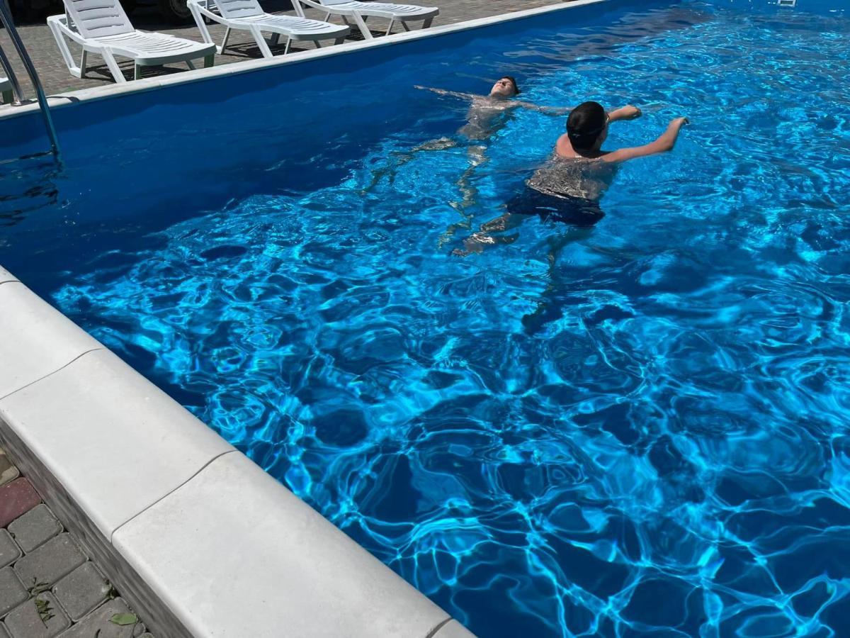 Balcony Hotel Zaliznyy Port Ngoại thất bức ảnh