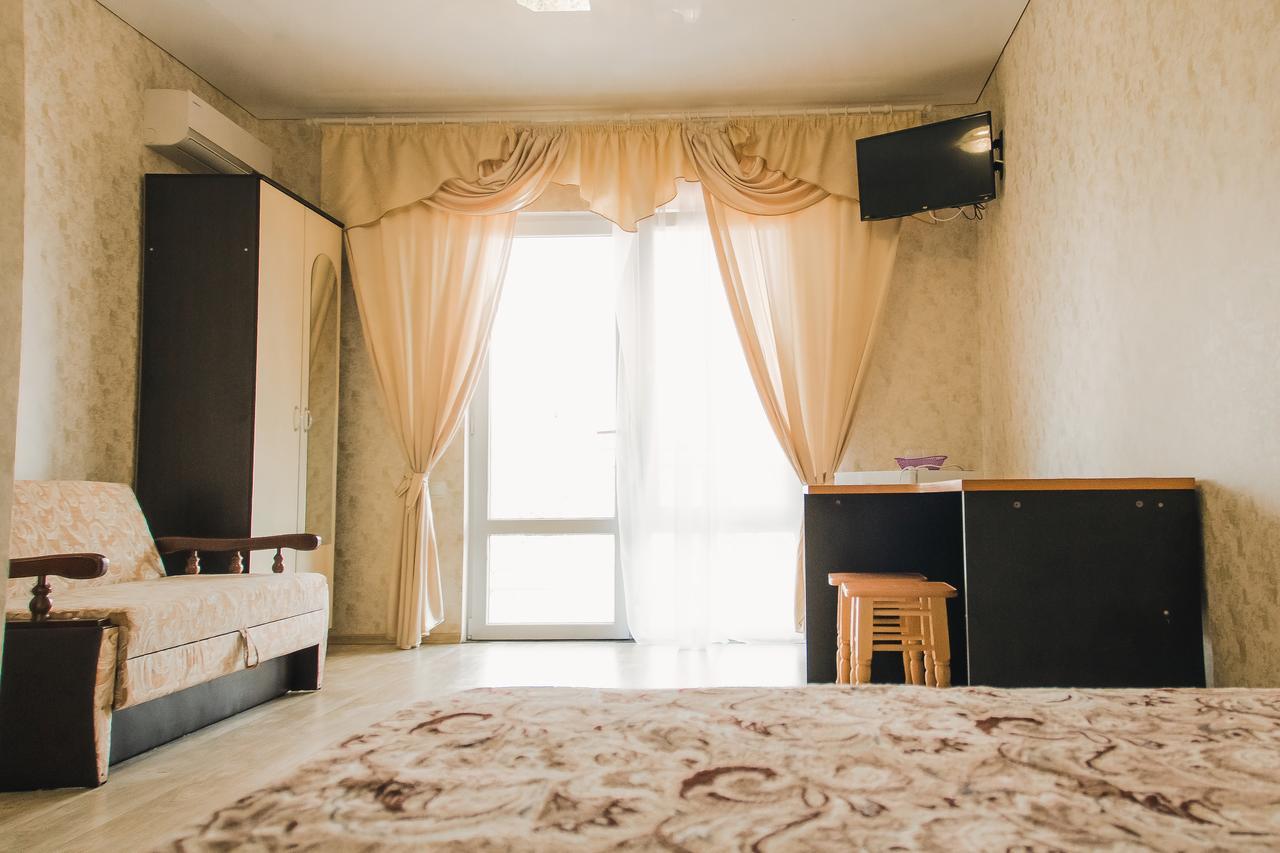 Balcony Hotel Zaliznyy Port Ngoại thất bức ảnh