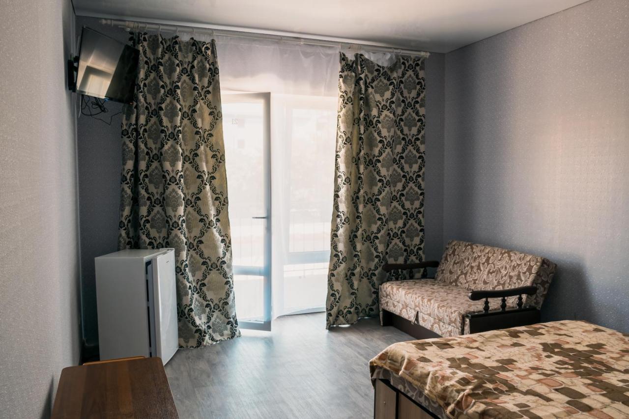 Balcony Hotel Zaliznyy Port Ngoại thất bức ảnh
