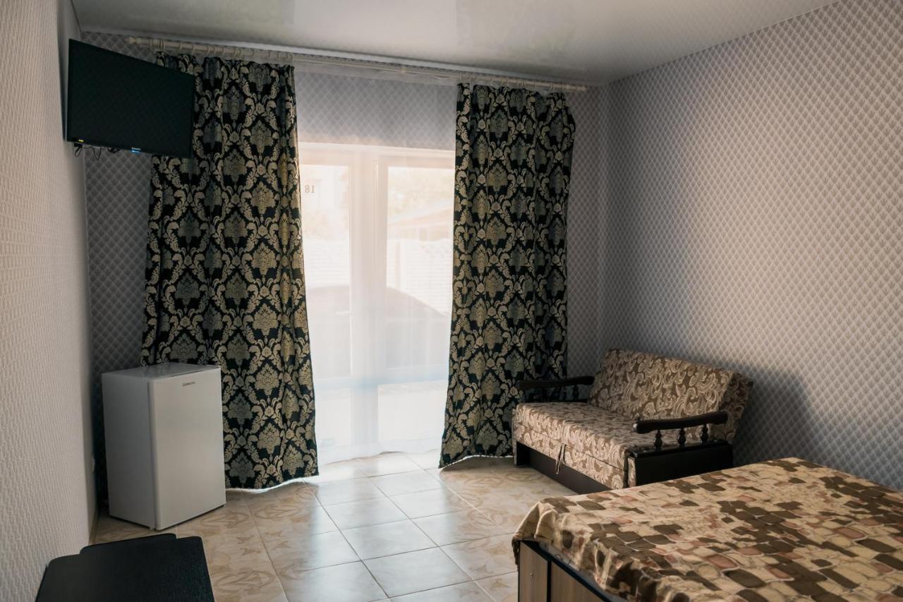 Balcony Hotel Zaliznyy Port Ngoại thất bức ảnh