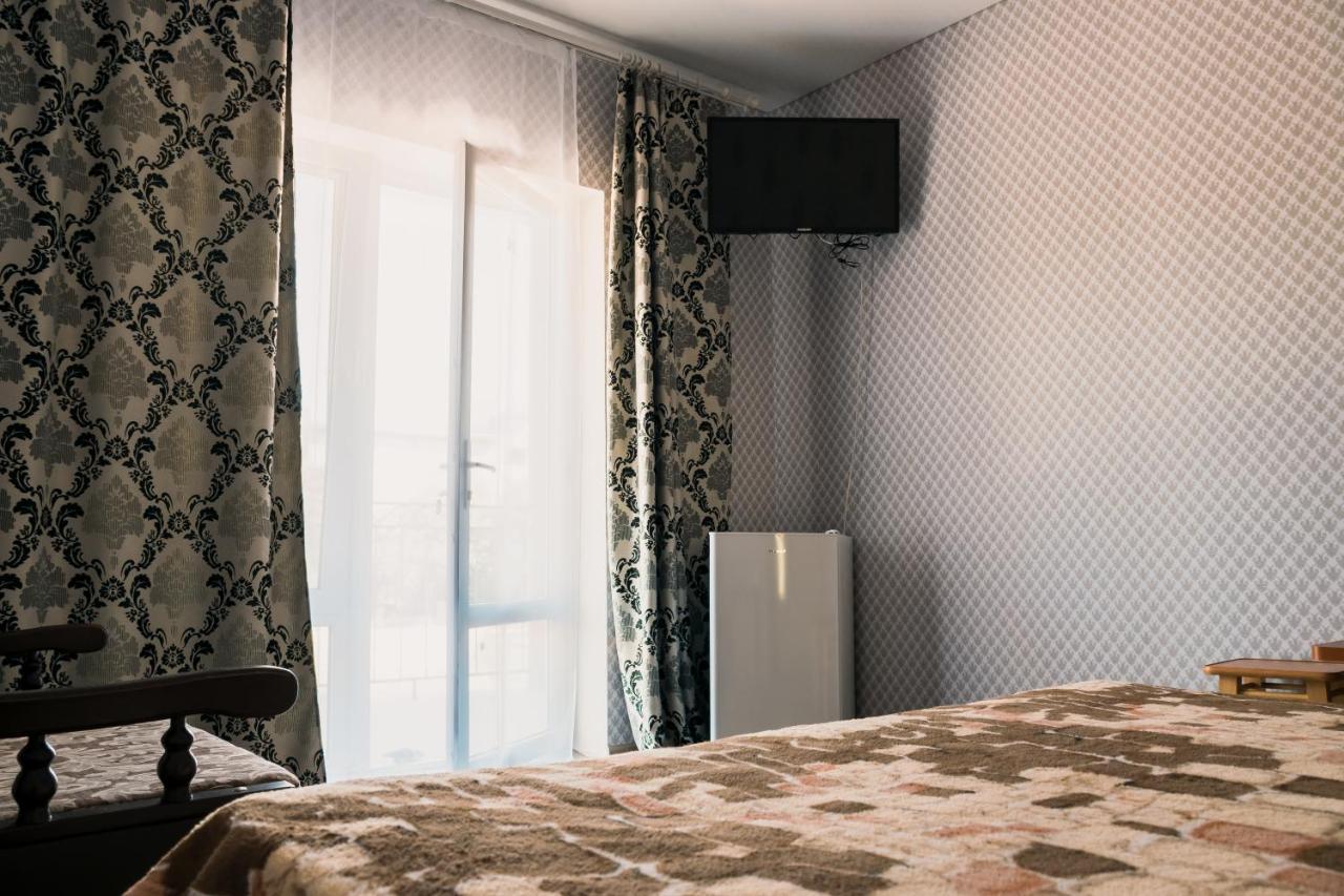 Balcony Hotel Zaliznyy Port Ngoại thất bức ảnh