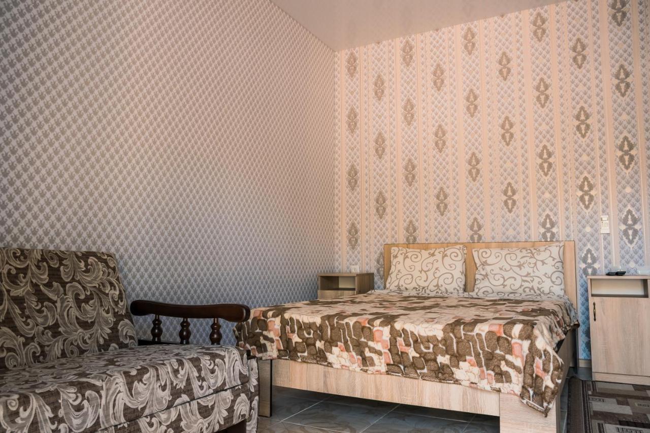 Balcony Hotel Zaliznyy Port Ngoại thất bức ảnh