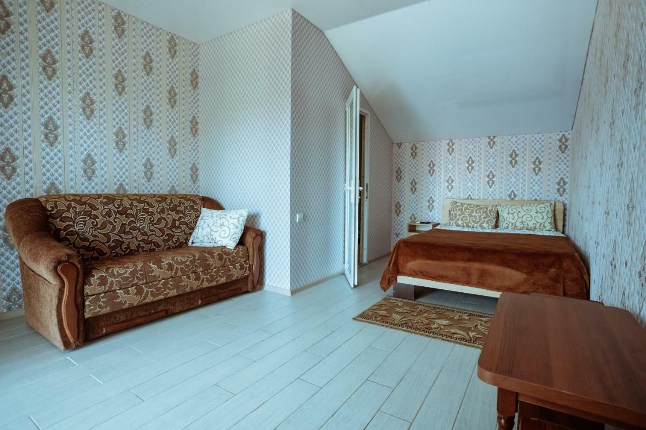 Balcony Hotel Zaliznyy Port Ngoại thất bức ảnh